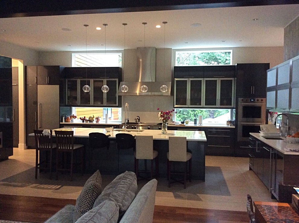Exempel på ett mycket stort modernt kök, med en undermonterad diskho, luckor med glaspanel, bruna skåp, bänkskiva i kvartsit, beige stänkskydd, fönster som stänkskydd, rostfria vitvaror, klinkergolv i porslin, en köksö och beiget golv