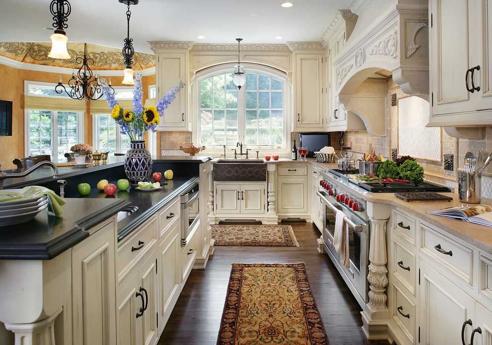 Immagine di una cucina chic con lavello sottopiano, ante con riquadro incassato, ante bianche, paraspruzzi beige e parquet scuro