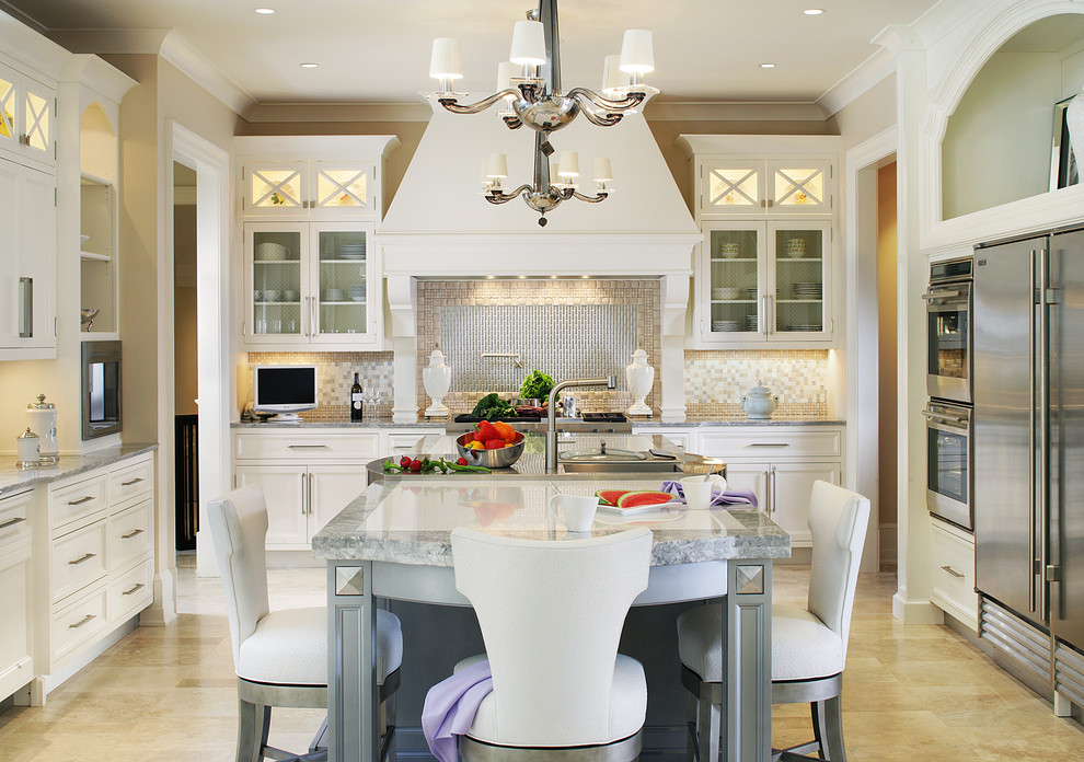 Foto di una cucina classica con ante di vetro, ante bianche, paraspruzzi multicolore e elettrodomestici in acciaio inossidabile