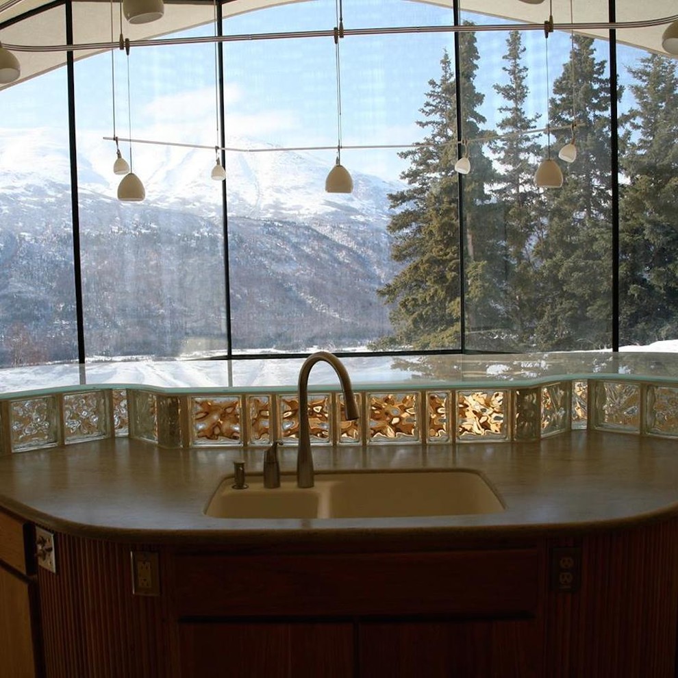 Immagine di una cucina minimal di medie dimensioni con lavello integrato, ante lisce, ante in legno scuro, top in superficie solida, paraspruzzi bianco e paraspruzzi con piastrelle di vetro