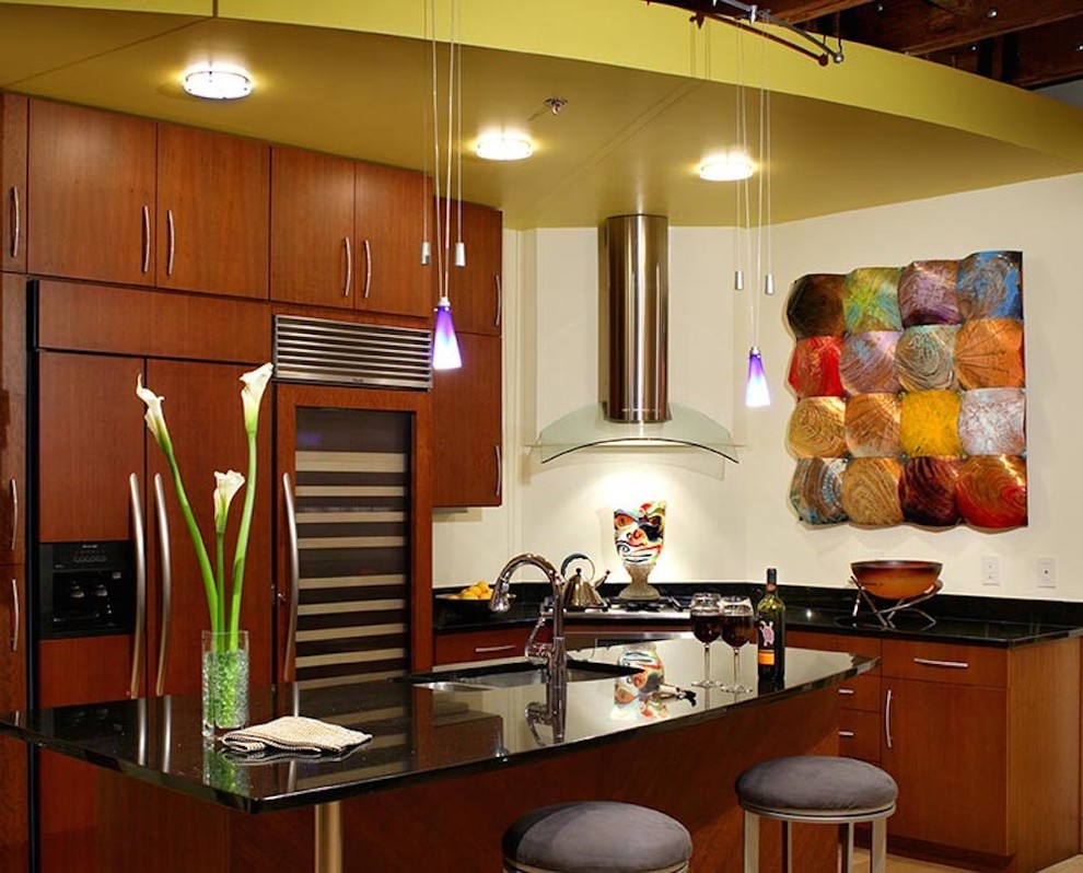 Immagine di una cucina abitabile moderna con lavello sottopiano, ante lisce, ante in legno bruno, top in laminato, elettrodomestici da incasso, parquet chiaro e 2 o più isole