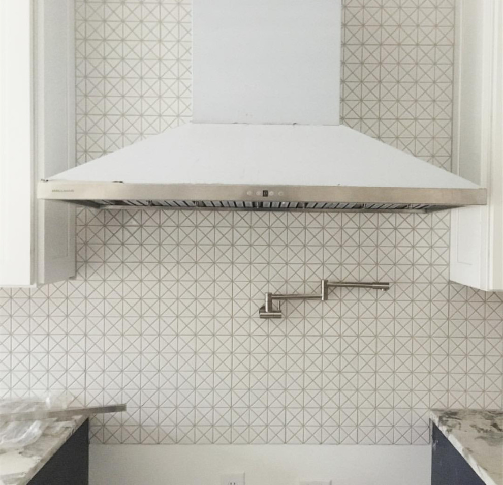 Стильный дизайн: кухня в стиле модернизм с белым фартуком и фартуком из плитки мозаики - последний тренд