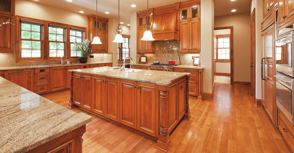 Exempel på ett stort amerikanskt kök, med luckor med upphöjd panel, skåp i mellenmörkt trä, granitbänkskiva, grått stänkskydd, stänkskydd i keramik, rostfria vitvaror, mellanmörkt trägolv, en köksö, en undermonterad diskho och brunt golv