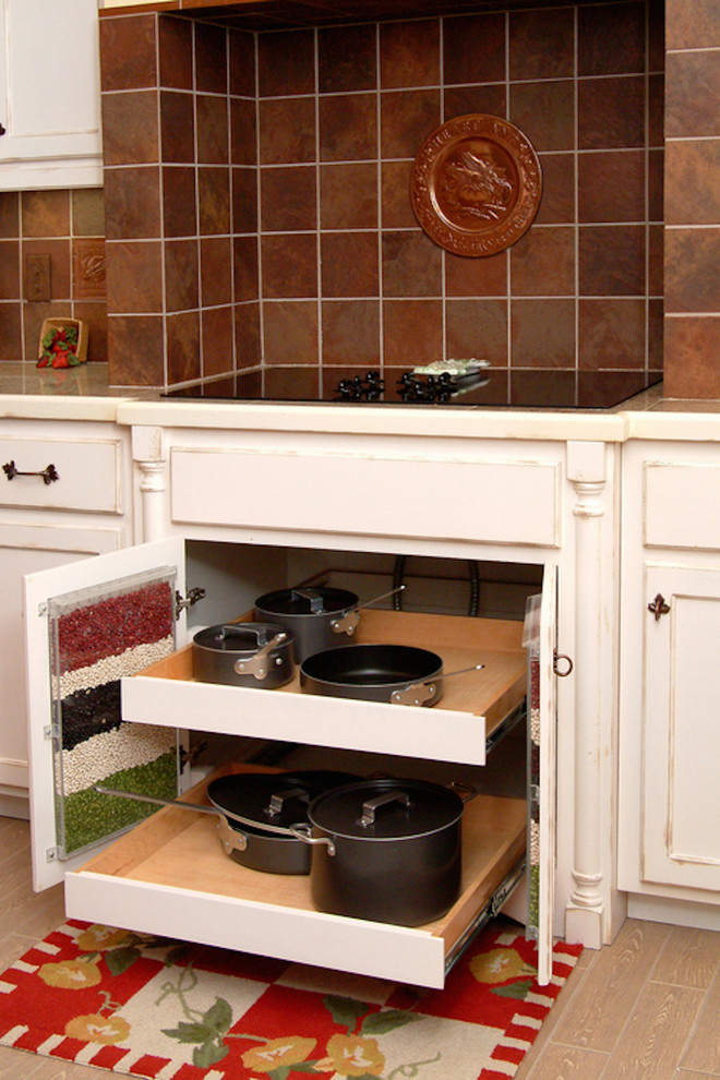 Foto på ett mellanstort vintage kök, med luckor med infälld panel, vita skåp, kaklad bänkskiva, rött stänkskydd, stänkskydd i keramik, rostfria vitvaror, mellanmörkt trägolv och brunt golv