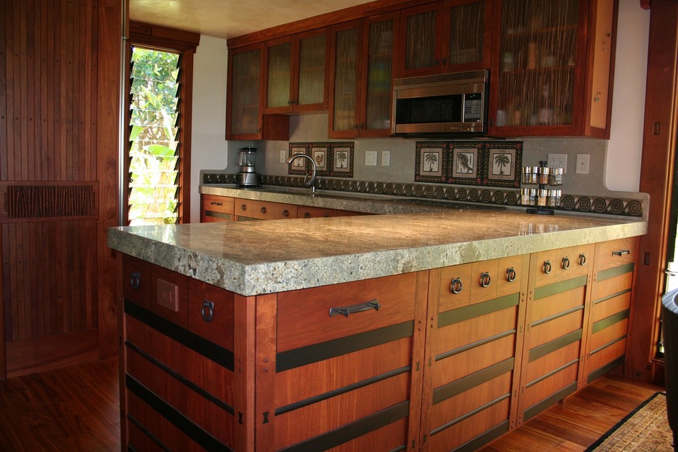 Urige Wohnküche in L-Form mit hellbraunen Holzschränken, Küchenrückwand in Braun, braunem Holzboden und Glasfronten in Hawaii