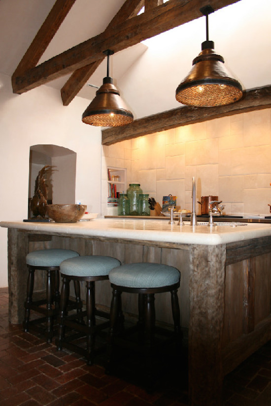 ロサンゼルスにあるトラディショナルスタイルのおしゃれなキッチン (中間色木目調キャビネット、ベージュキッチンパネル、レンガの床) の写真