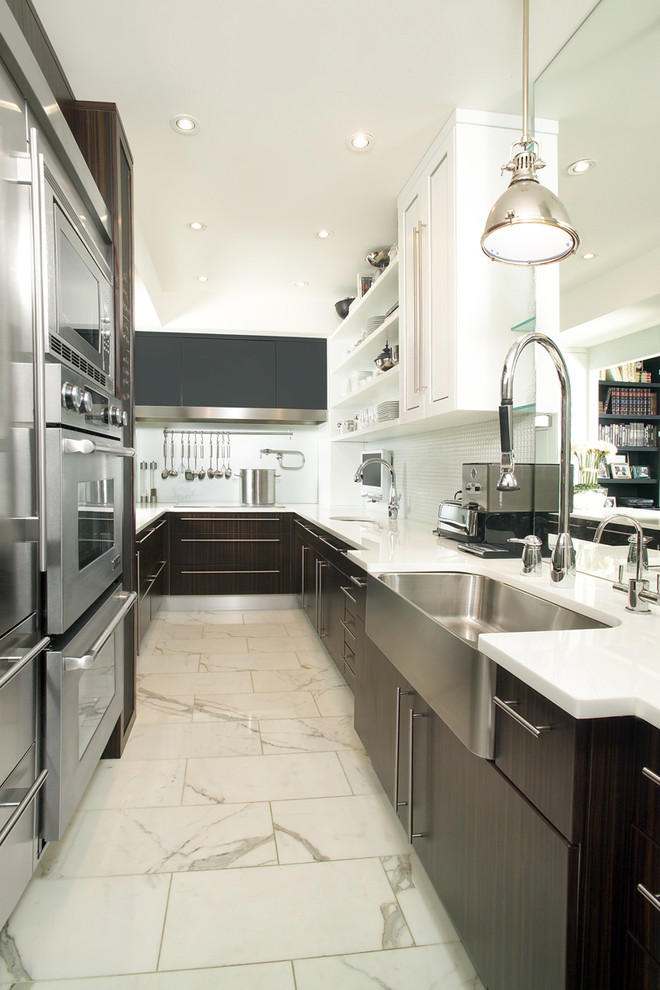 トロントにあるコンテンポラリースタイルのおしゃれなII型キッチン (エプロンフロントシンク、シルバーの調理設備) の写真