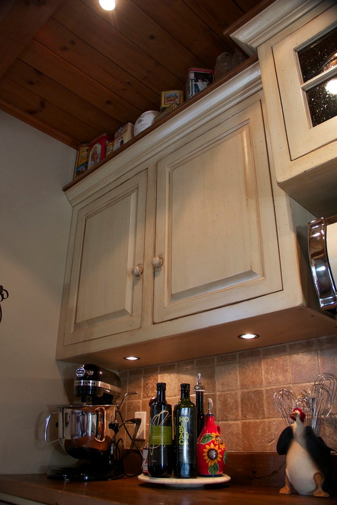 Galley Kitchen Farmhouse Kitchen Montreal by Camlen Furniture