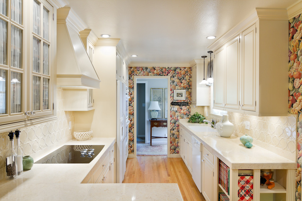 Стильный дизайн: п-образная, отдельная кухня в классическом стиле с белой техникой и обоями на стенах - последний тренд