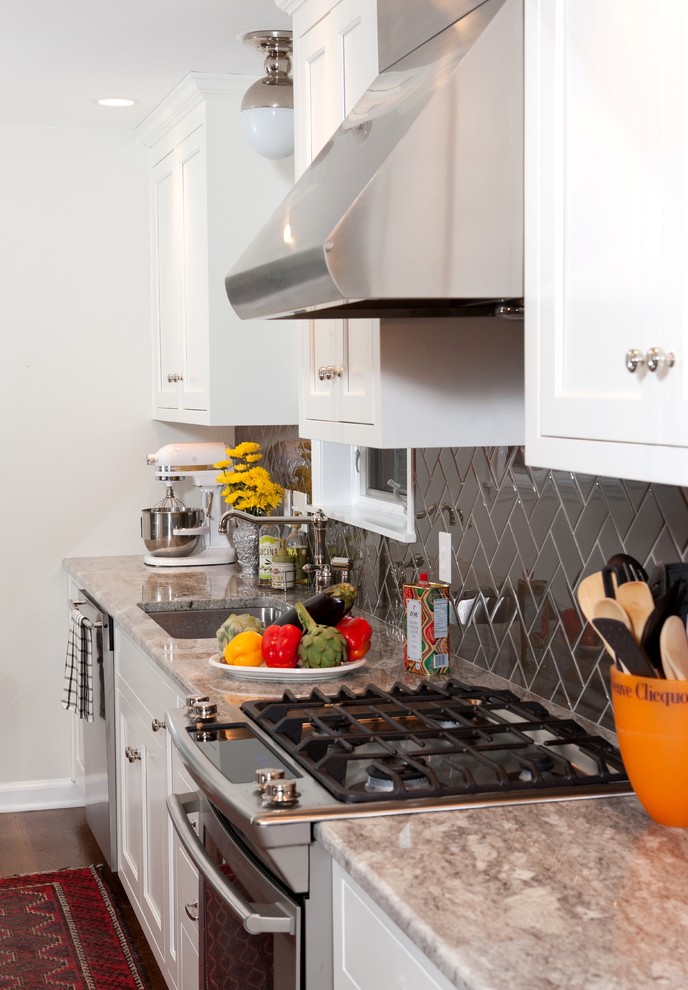 Klassische Küche mit Rückwand aus Metrofliesen, Unterbauwaschbecken und Granit-Arbeitsplatte in Sonstige