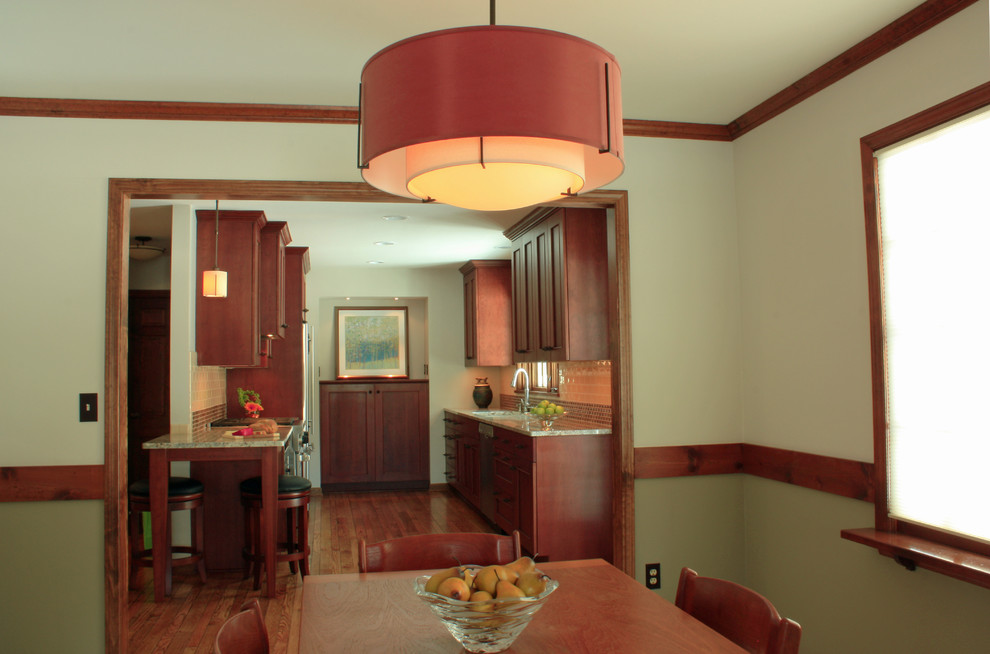 На фото: параллельная кухня-гостиная в стиле кантри с накладной мойкой, красными фасадами, гранитной столешницей, фартуком из керамической плитки, техникой из нержавеющей стали, светлым паркетным полом и полуостровом