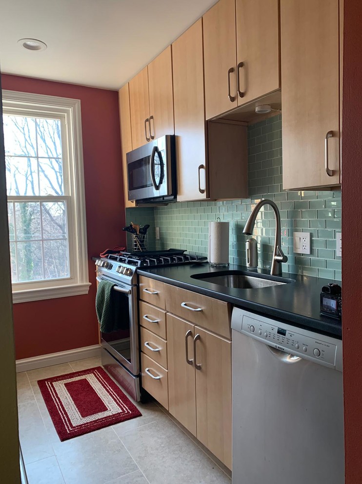 Zweizeilige Moderne Küche mit Triple-Waschtisch, Betonarbeitsplatte, Küchenrückwand in Grün, Rückwand aus Metrofliesen, Küchengeräten aus Edelstahl, weißem Boden und schwarzer Arbeitsplatte in Washington, D.C.