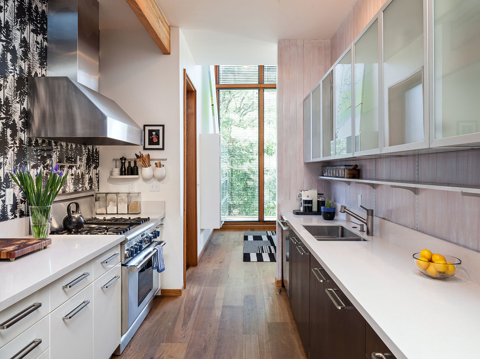 Diseño de cocina contemporánea sin isla con fregadero de doble seno, armarios tipo vitrina, puertas de armario grises y salpicadero multicolor