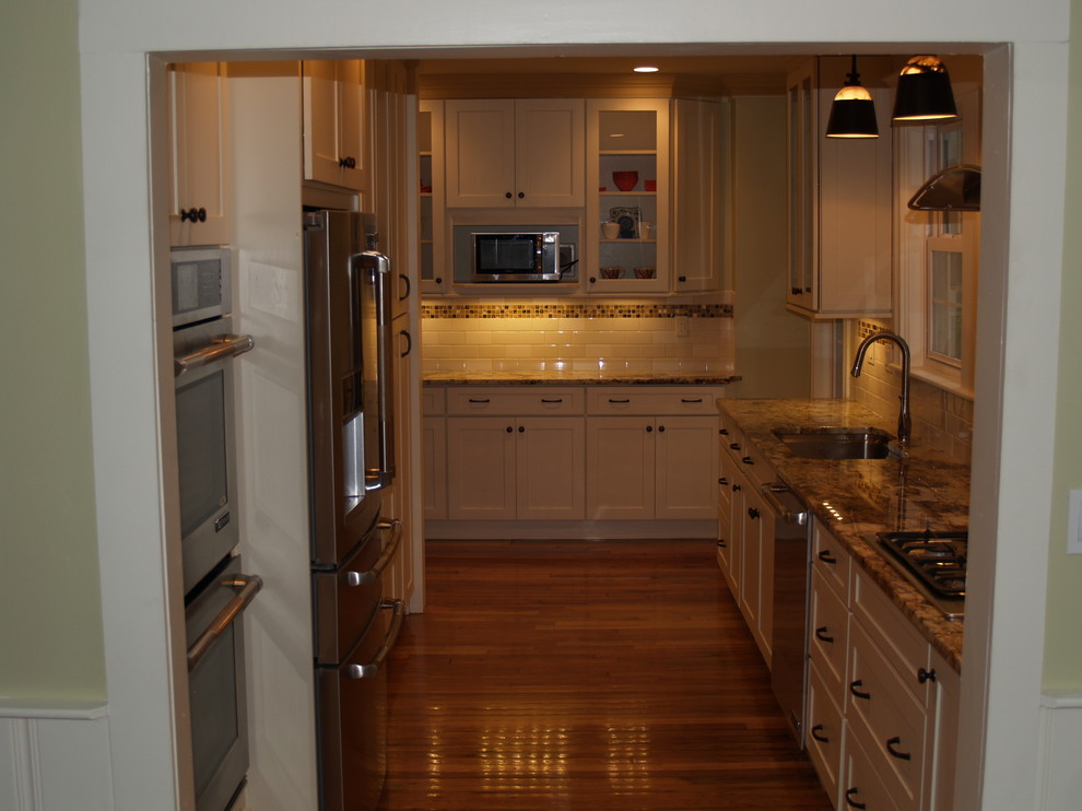 Geschlossene, Zweizeilige Klassische Küche mit Unterbauwaschbecken, Schrankfronten im Shaker-Stil, weißen Schränken, Granit-Arbeitsplatte, Küchenrückwand in Beige, Rückwand aus Mosaikfliesen und Küchengeräten aus Edelstahl in Boston