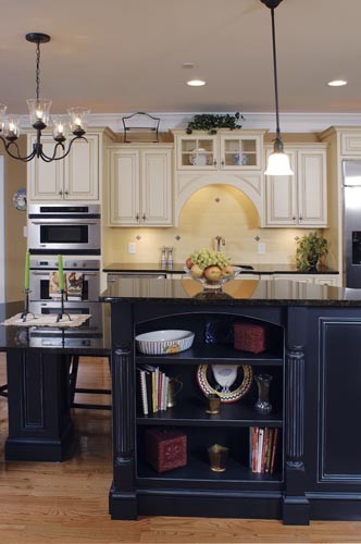 На фото: параллельная кухня-гостиная среднего размера в классическом стиле с полуостровом с