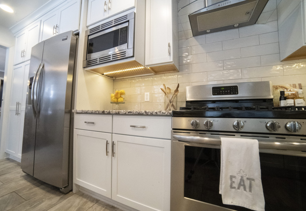 Idéer för ett mellanstort klassiskt flerfärgad kök, med en undermonterad diskho, luckor med infälld panel, vita skåp, granitbänkskiva, beige stänkskydd, stänkskydd i keramik, rostfria vitvaror, klinkergolv i keramik, en köksö och grått golv