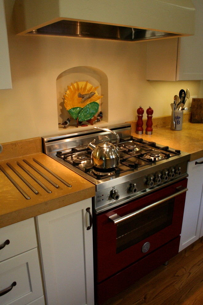 Immagine di una cucina parallela chic chiusa con ante in stile shaker, ante bianche, top in cemento, paraspruzzi arancione, paraspruzzi con piastrelle di cemento e elettrodomestici colorati
