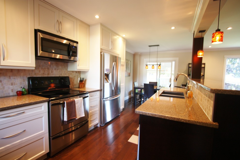 Example of a classic kitchen design in Toronto