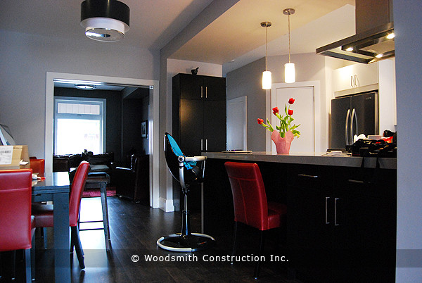 Zweizeilige, Kleine Moderne Wohnküche mit flächenbündigen Schrankfronten, weißen Schränken, Betonarbeitsplatte, Küchenrückwand in Metallic, Rückwand aus Porzellanfliesen und Kücheninsel in Toronto