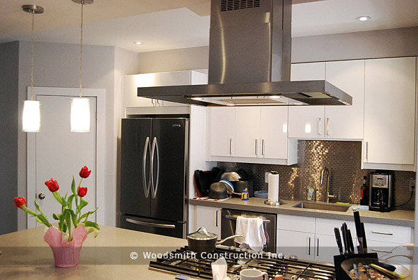 Esempio di una piccola cucina contemporanea con ante lisce, ante bianche, top in cemento, paraspruzzi a effetto metallico e paraspruzzi in gres porcellanato