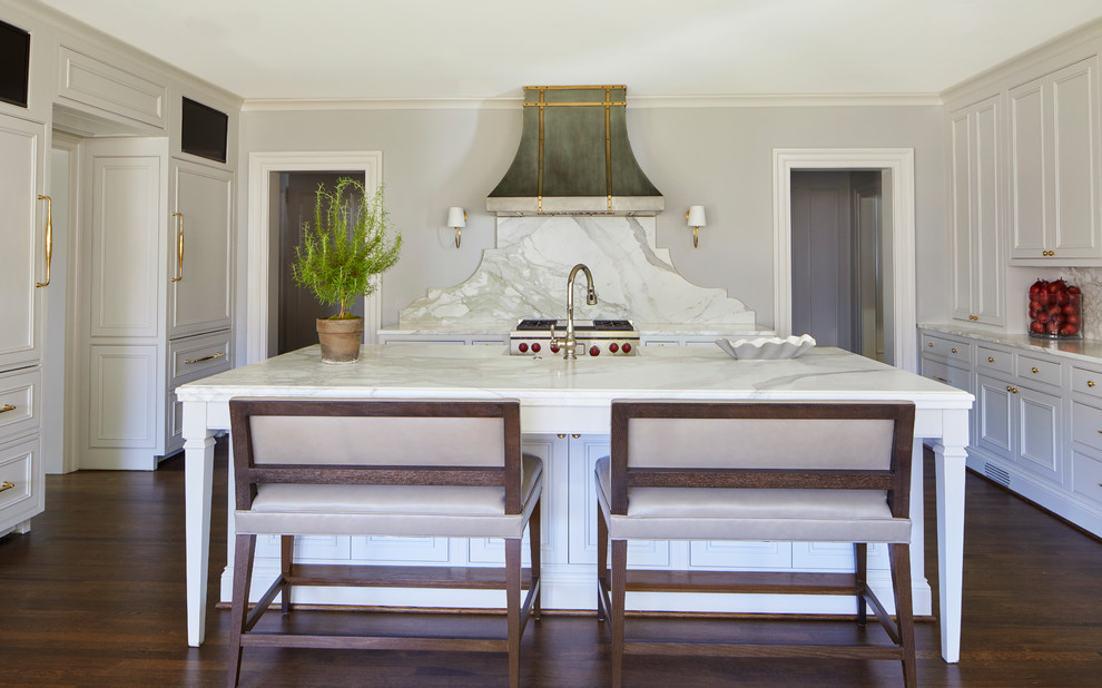 Imagen de cocina clásica con encimera de mármol, suelo de madera en tonos medios, una isla, suelo marrón y encimeras blancas