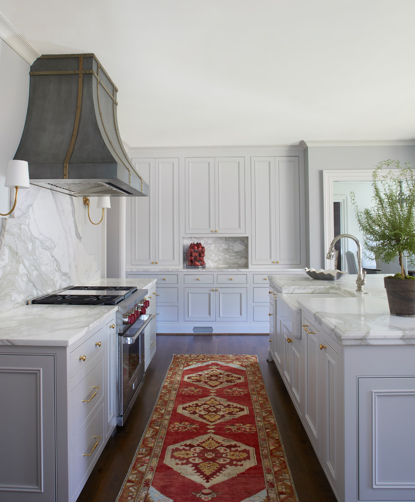 Inspiration för klassiska vitt l-kök, med marmorbänkskiva, en köksö, brunt golv, en rustik diskho, luckor med profilerade fronter, grå skåp, vitt stänkskydd, stänkskydd i marmor, rostfria vitvaror och mörkt trägolv