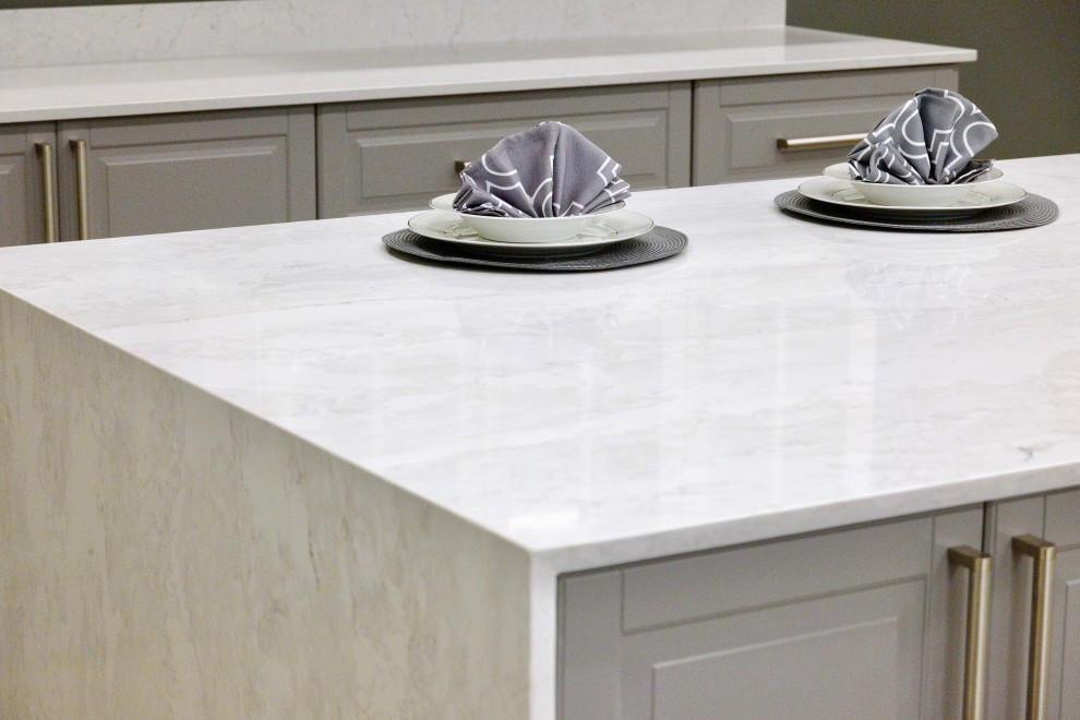Esempio di una cucina moderna di medie dimensioni con ante bianche, top in quarzo composito, paraspruzzi bianco, paraspruzzi in quarzo composito e top bianco