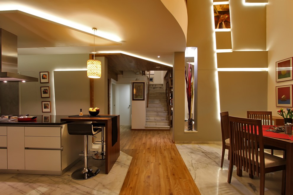 Свежая идея для дизайна: кухня среднего размера в восточном стиле - отличное фото интерьера