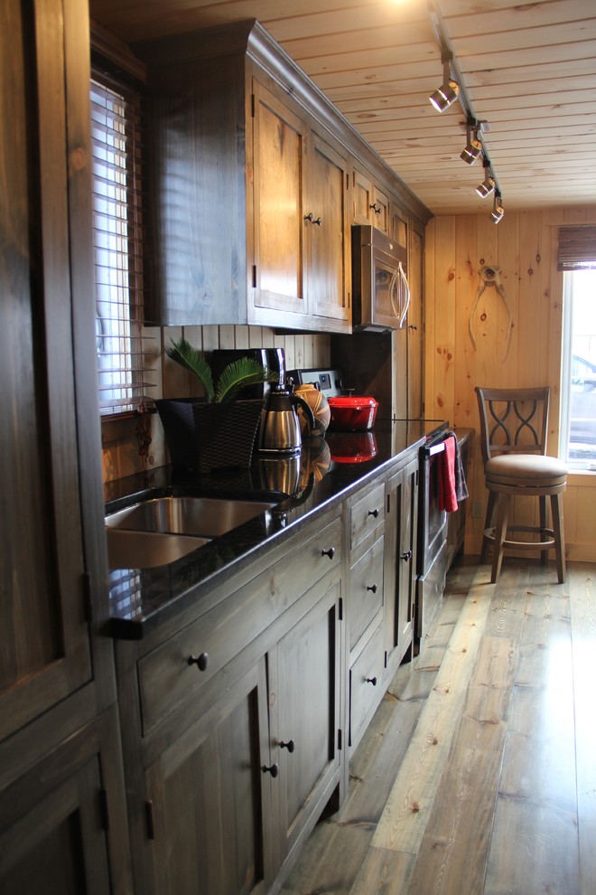 Idéer för att renovera ett vintage linjärt kök och matrum, med en undermonterad diskho, luckor med infälld panel, grå skåp, granitbänkskiva och rostfria vitvaror