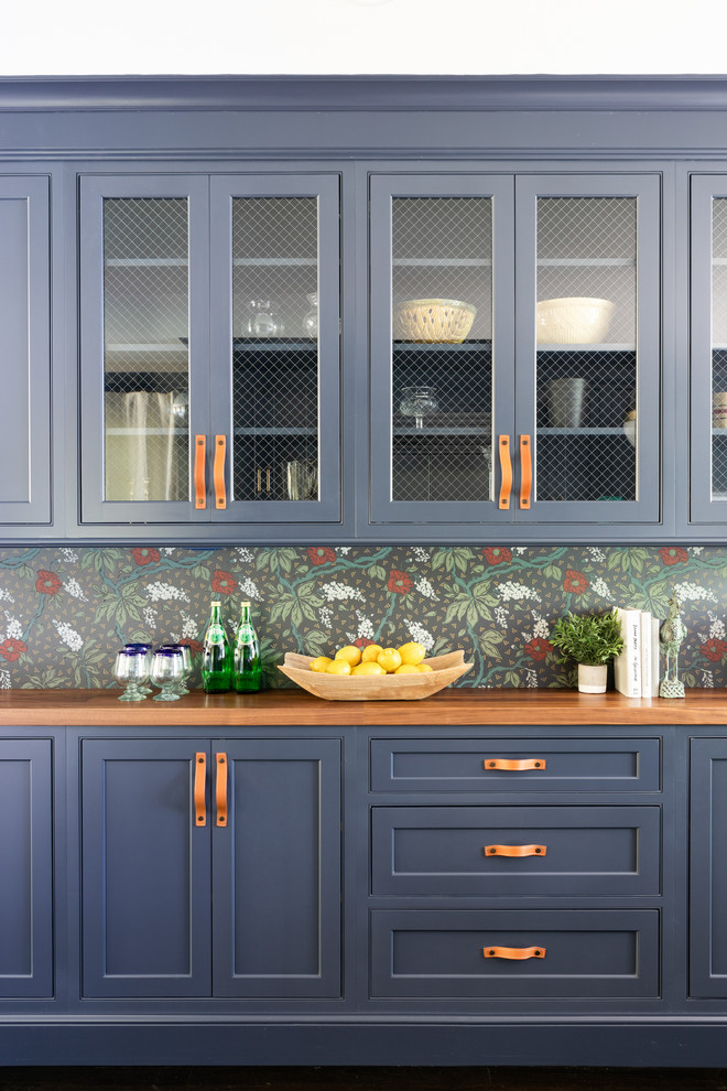 Foto di una cucina classica con lavello a vasca singola, ante con riquadro incassato, ante blu, top in quarzite, paraspruzzi bianco, elettrodomestici in acciaio inossidabile, parquet scuro e pavimento marrone