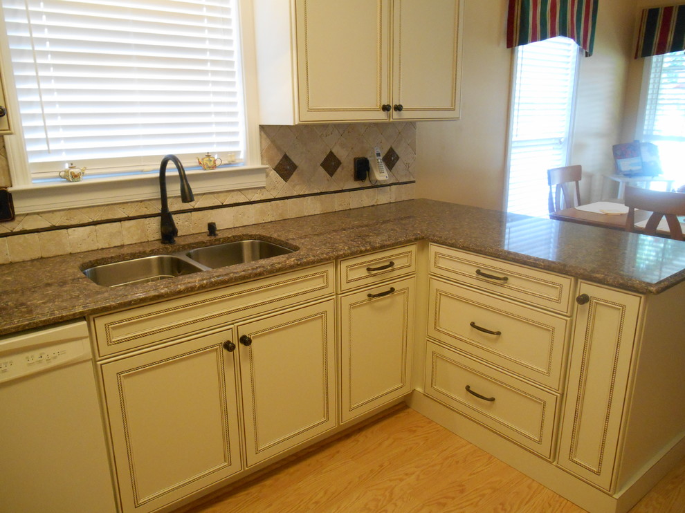 Foto på ett litet kök, med en undermonterad diskho, släta luckor, vita skåp, bänkskiva i kvarts, beige stänkskydd, stänkskydd i stenkakel, färgglada vitvaror, ljust trägolv och en halv köksö