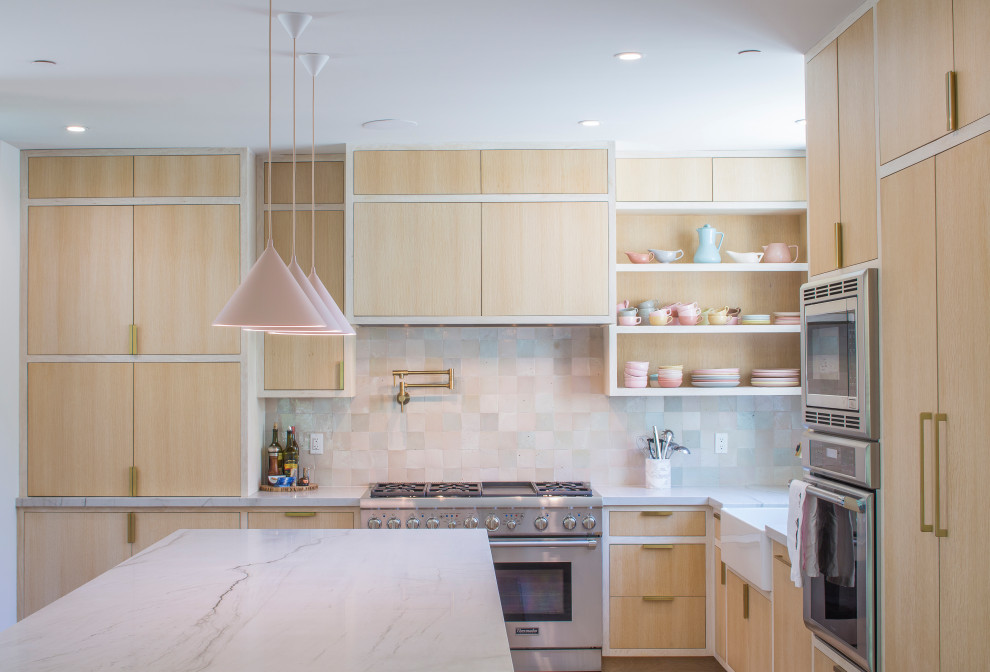 Foto på ett mellanstort funkis vit kök, med en rustik diskho, luckor med infälld panel, skåp i ljust trä, marmorbänkskiva, rosa stänkskydd, stänkskydd i keramik, rostfria vitvaror, ljust trägolv, en köksö och brunt golv