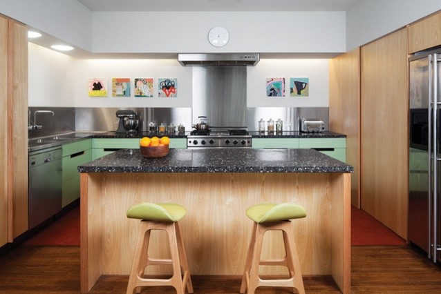 Foto di una cucina contemporanea di medie dimensioni con ante lisce, ante in legno chiaro, top alla veneziana, elettrodomestici in acciaio inossidabile e pavimento in legno massello medio