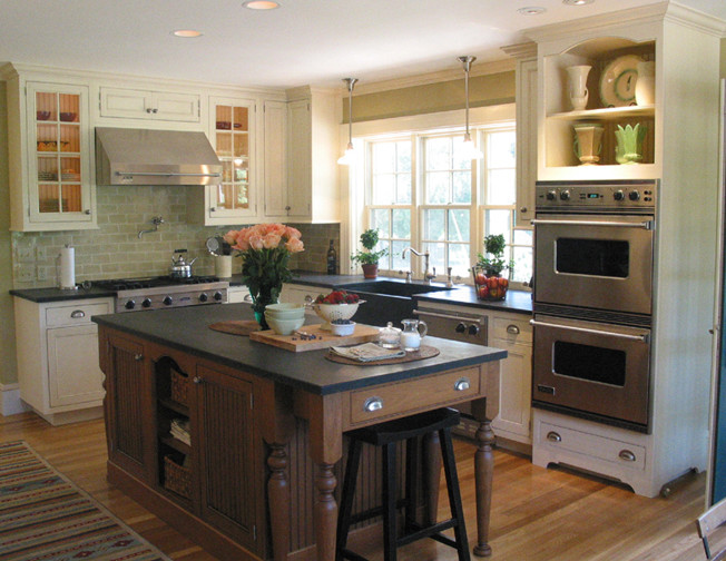 Kitchen - traditional kitchen idea in Providence