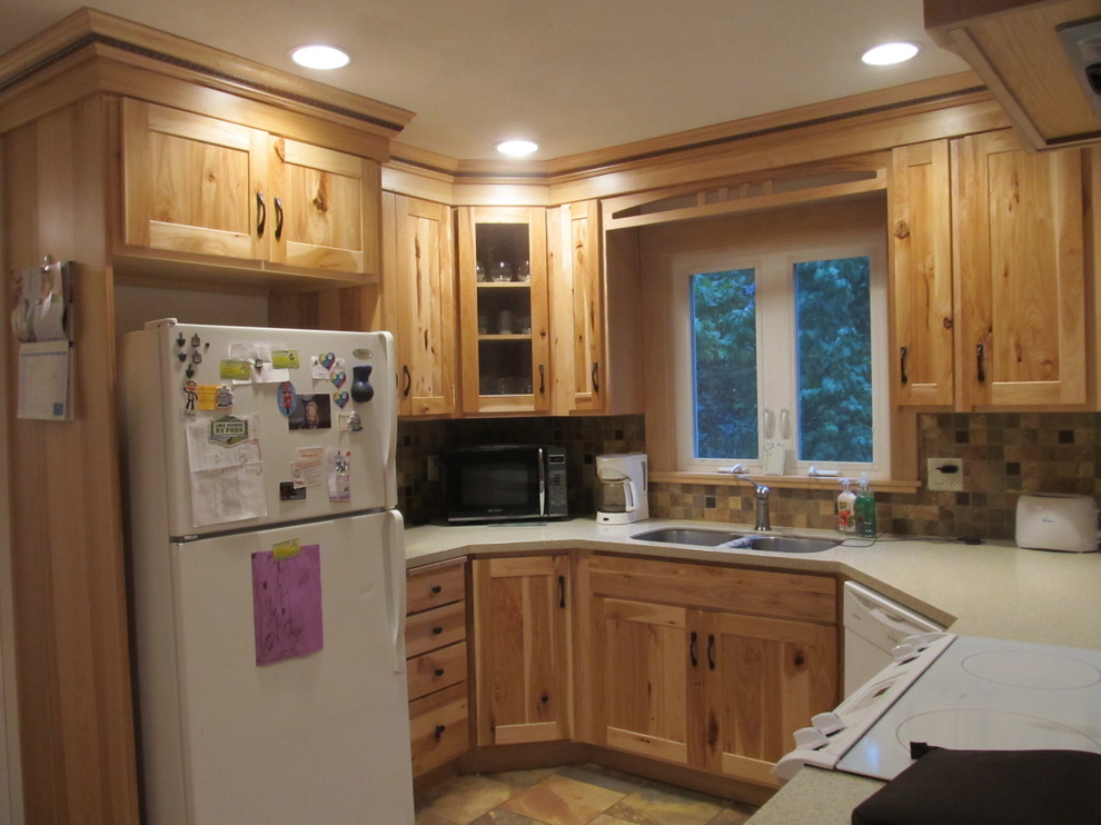 Bild på ett rustikt kök och matrum, med en undermonterad diskho, släta luckor, skåp i ljust trä, bänkskiva i koppar, flerfärgad stänkskydd, stänkskydd i keramik, vita vitvaror och klinkergolv i keramik