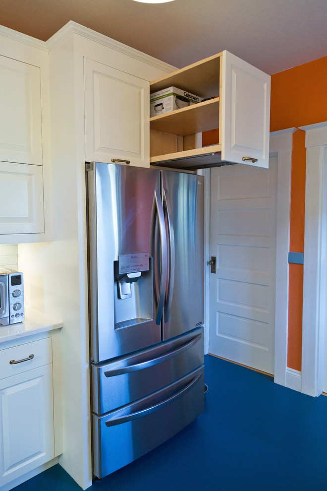 Exempel på ett avskilt, litet klassiskt vit vitt l-kök, med en rustik diskho, luckor med upphöjd panel, vita skåp, bänkskiva i kvarts, blått stänkskydd, stänkskydd i keramik, rostfria vitvaror, linoleumgolv och blått golv