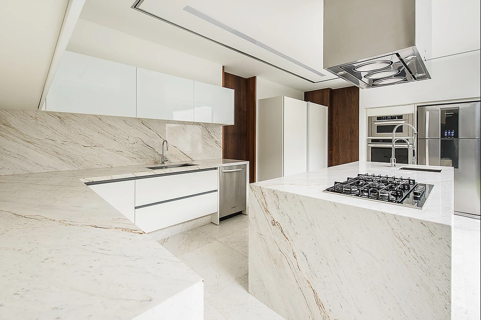 Idee per una grande cucina minimalista con lavello sottopiano, ante lisce, ante bianche, top in marmo, paraspruzzi bianco, paraspruzzi in marmo, elettrodomestici in acciaio inossidabile, pavimento in marmo e pavimento bianco