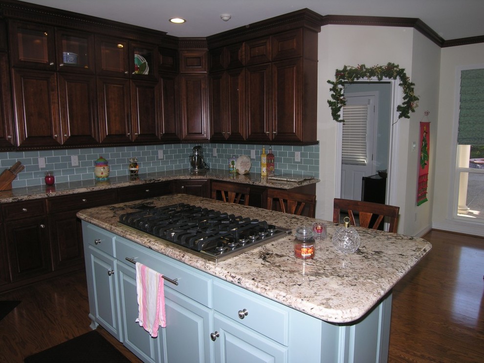 GAS COOKTOP ISLAND KITCHEN Traditional Kitchen Houston by