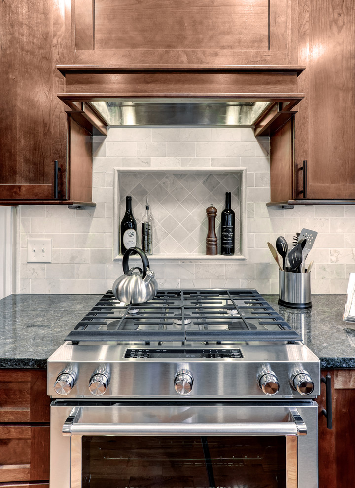 Gas cooktop with niche for decorative accents Craftsman Kitchen