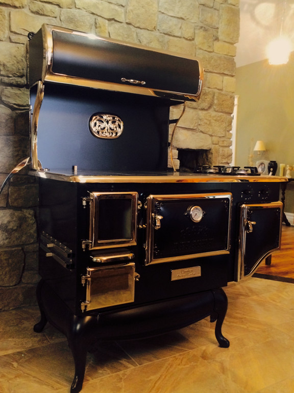 オタワにある高級な中くらいなヴィクトリアン調のおしゃれなキッチン (黒い調理設備、スレートの床) の写真