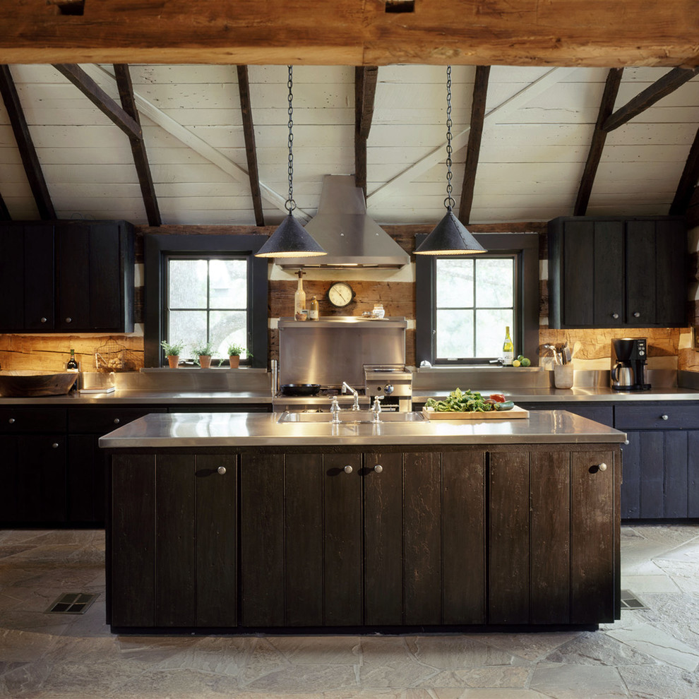 Foto på ett stort rustikt linjärt kök med öppen planlösning, med en nedsänkt diskho, bänkskiva i rostfritt stål, blå skåp, stänkskydd med metallisk yta, stänkskydd i metallkakel och en köksö