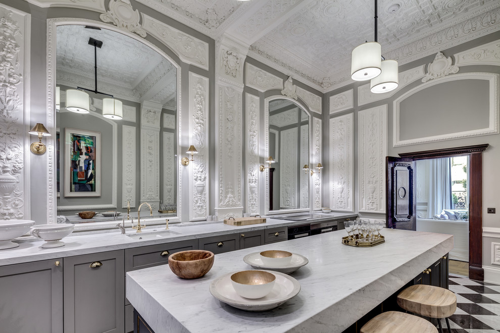 Foto di una cucina classica con lavello stile country, ante a filo, ante blu, top in marmo, elettrodomestici da incasso e pavimento in marmo