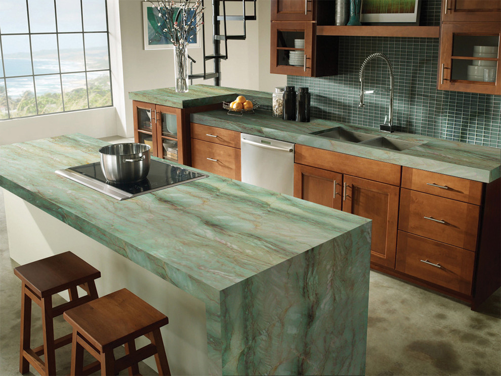 マイアミにある高級な中くらいなトラディショナルスタイルのおしゃれなキッチン (ダブルシンク、フラットパネル扉のキャビネット、茶色いキャビネット、珪岩カウンター、緑のキッチンパネル、セラミックタイルのキッチンパネル、シルバーの調理設備、セラミックタイルの床、グレーの床、緑のキッチンカウンター) の写真