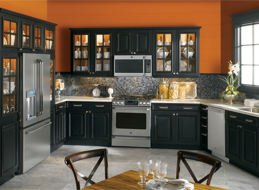 Стильный дизайн: кухня в стиле неоклассика (современная классика) с серыми фасадами, фартуком из плитки мозаики, техникой из нержавеющей стали и мраморным полом - последний тренд