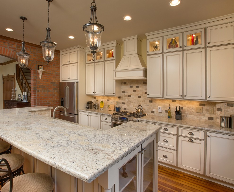 This is an example of a classic kitchen in Columbus.