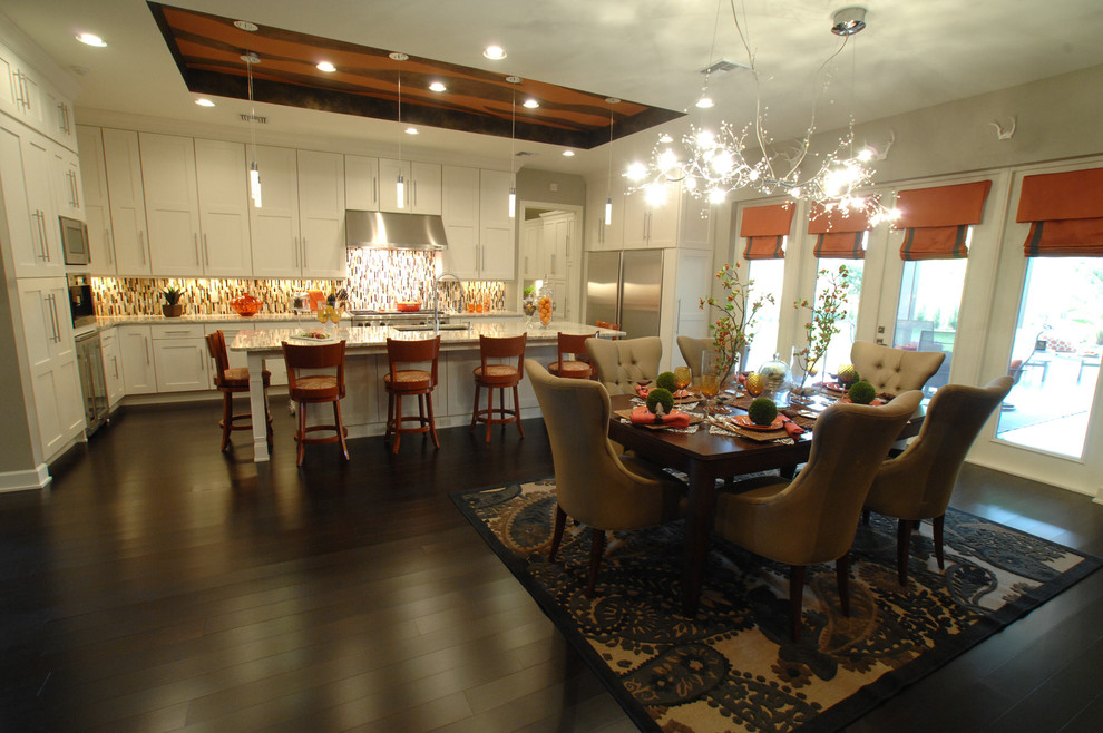 Example of a trendy u-shaped dark wood floor eat-in kitchen design in Orlando with an undermount sink, shaker cabinets, white cabinets, granite countertops, multicolored backsplash, glass tile backsplash, stainless steel appliances and an island