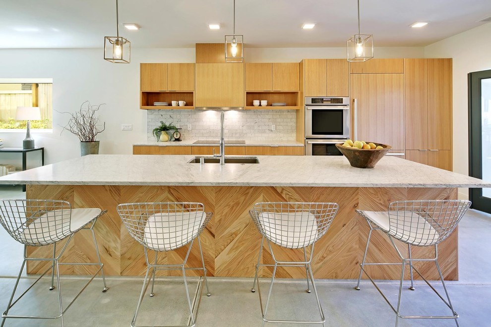 Foto di una cucina design di medie dimensioni con lavello sottopiano, ante lisce, ante in legno chiaro, top in quarzite, paraspruzzi bianco, elettrodomestici in acciaio inossidabile, pavimento in cemento, top bianco, paraspruzzi in marmo e pavimento grigio