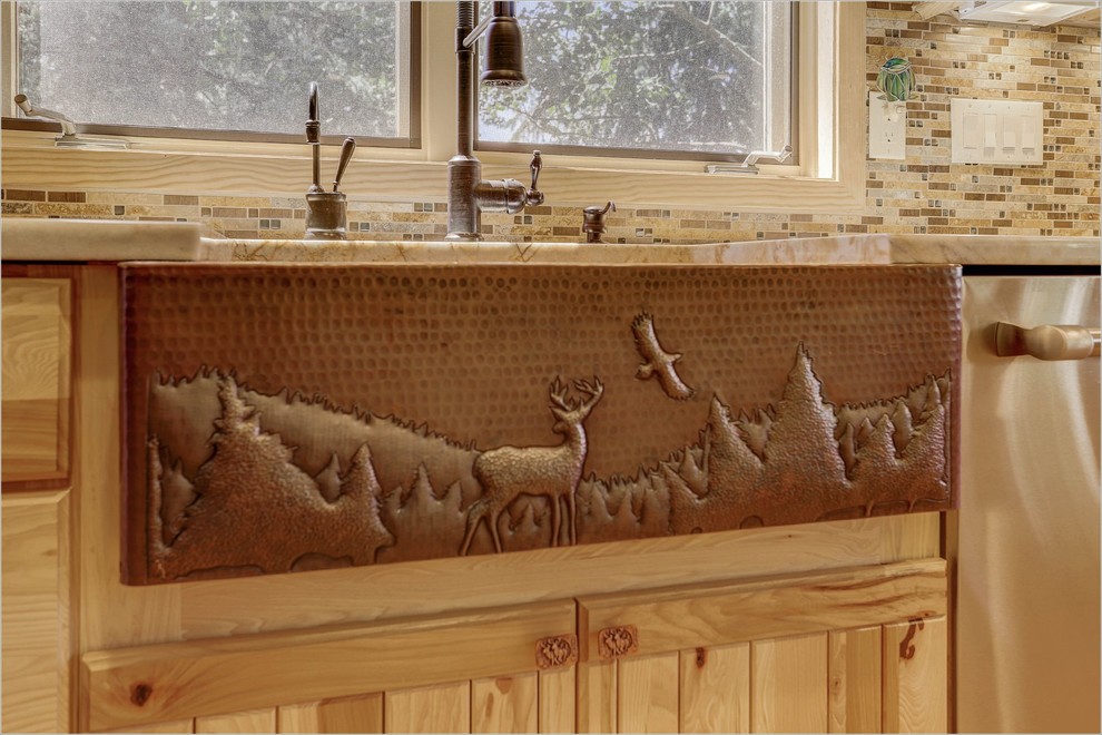 Esempio di un'ampia cucina stile rurale con lavello stile country, ante a persiana, ante in legno scuro e elettrodomestici in acciaio inossidabile
