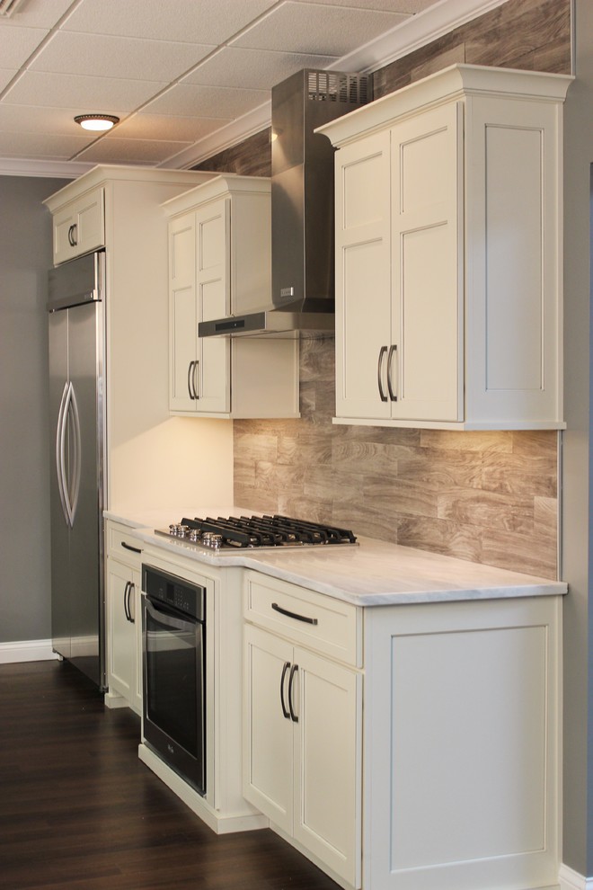 Exempel på ett klassiskt linjärt kök med öppen planlösning, med en rustik diskho, släta luckor, vita skåp, marmorbänkskiva, grått stänkskydd, stänkskydd i porslinskakel, rostfria vitvaror och en köksö