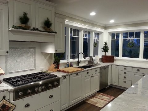 Bild på ett mellanstort amerikanskt kök, med en rustik diskho, luckor med infälld panel, turkosa skåp, granitbänkskiva, vitt stänkskydd, stänkskydd i mosaik, rostfria vitvaror, mörkt trägolv, en köksö och brunt golv